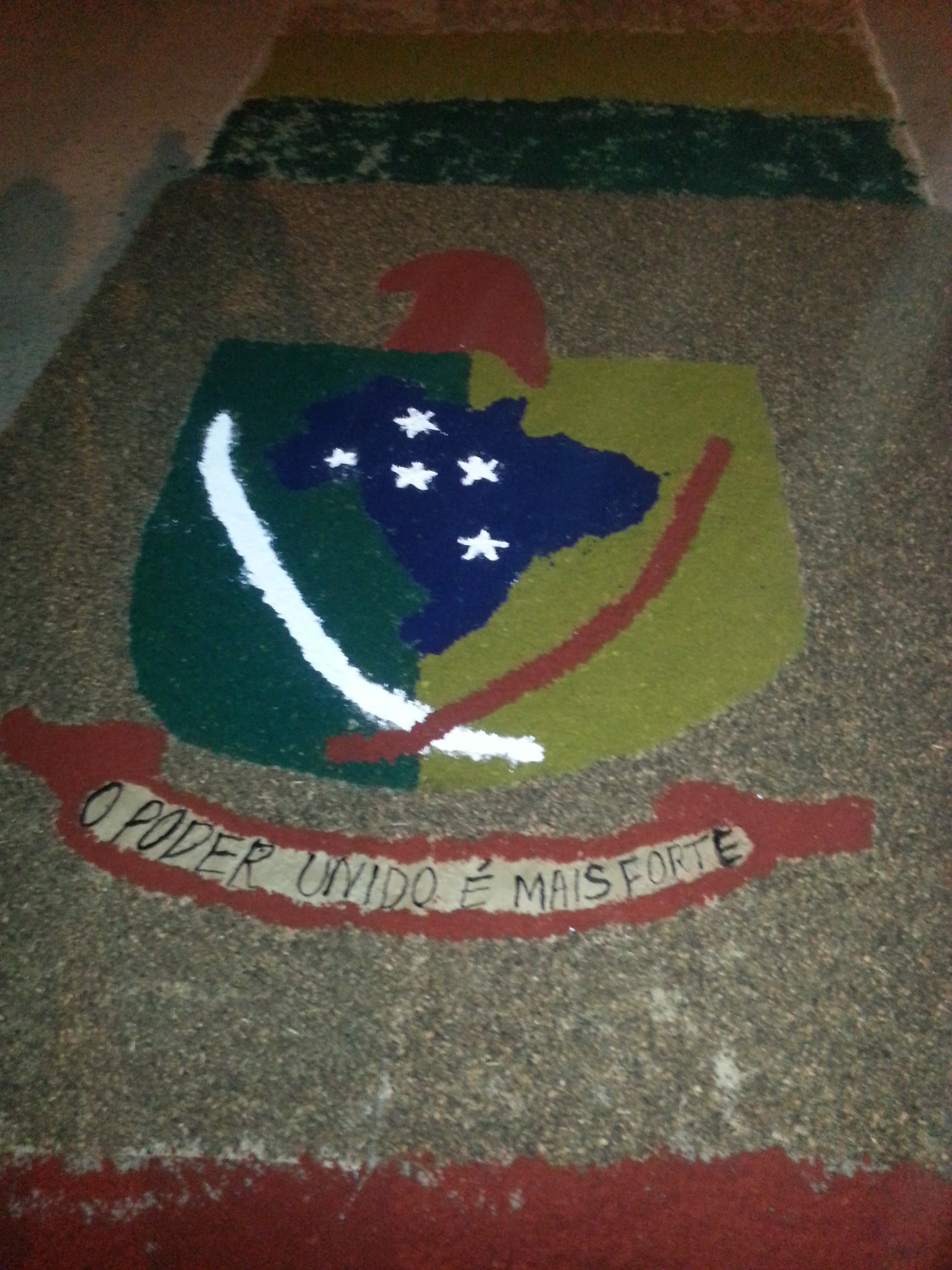 Confecção do tapete de Corpus Crist